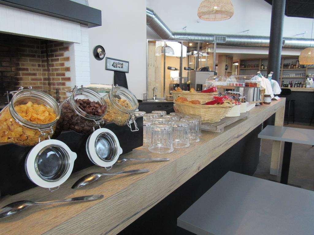 Brit Hotel Au Pays De Vitre Etrelles Restoran gambar