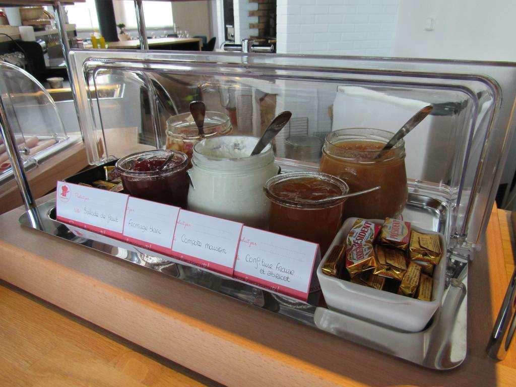 Brit Hotel Au Pays De Vitre Etrelles Restoran gambar
