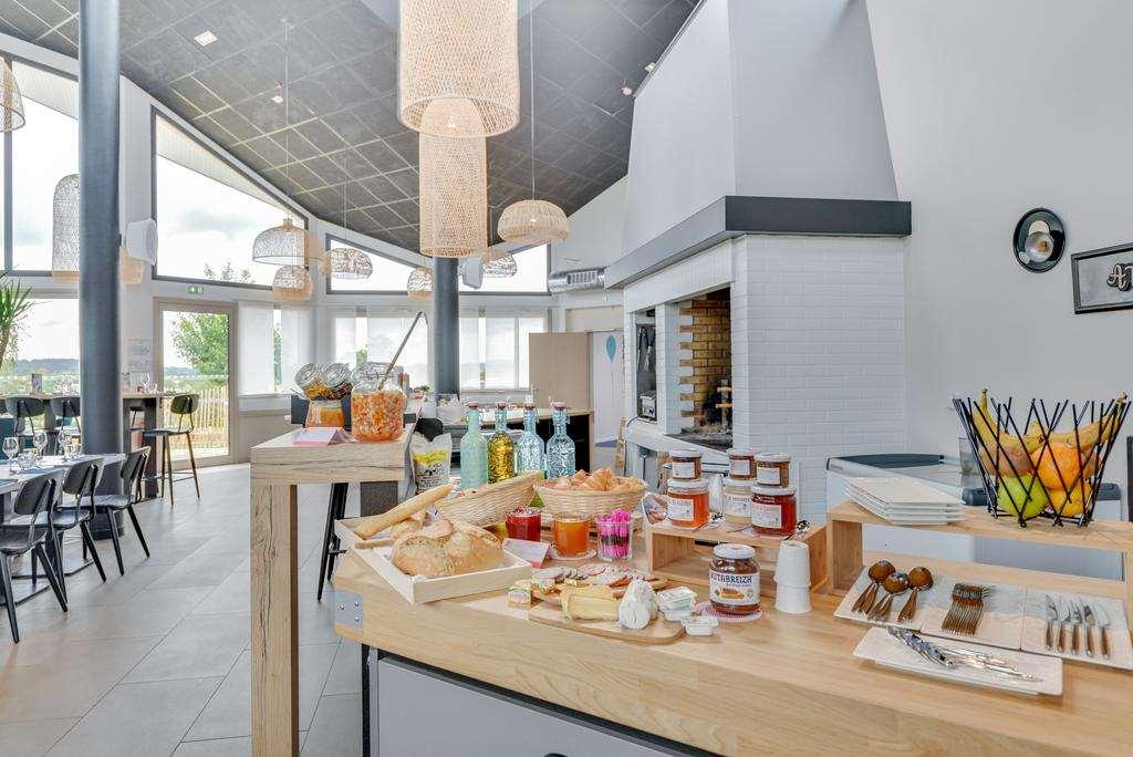 Brit Hotel Au Pays De Vitre Etrelles Restoran gambar